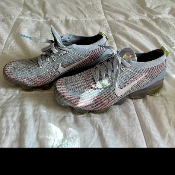 Air Vapormax Flyknit 3’ - Picture 2 of 3
